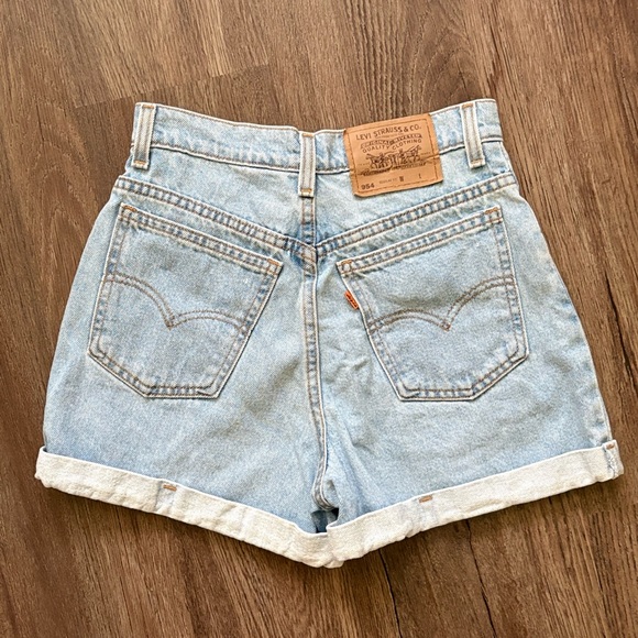 Levi's Light Wash High-Rise Rolled Hem Denim Shorts Size 5 Vintage Style - Picture 2 of 4